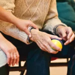 personne âgée tenant une balle